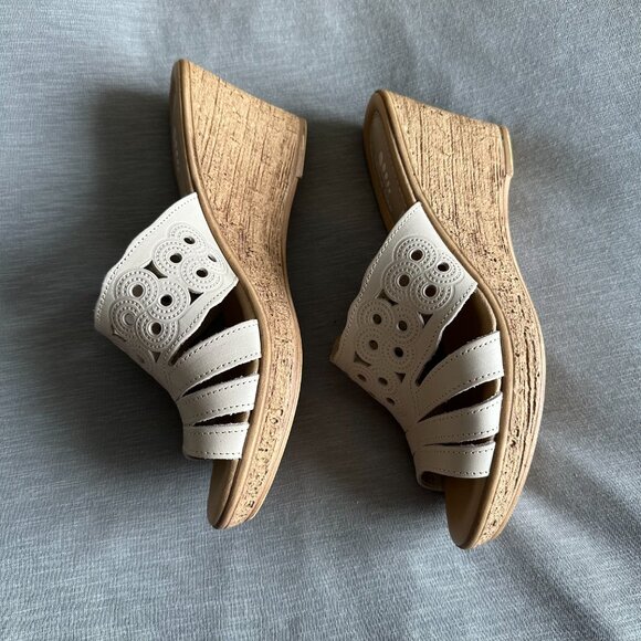 LIKE NEW Spring Step Melancholy Sandals in Biege - Picture 3 of 8